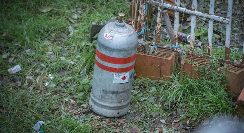 Melléképület lángolt Debrecenben, gázpalackok is voltak benne