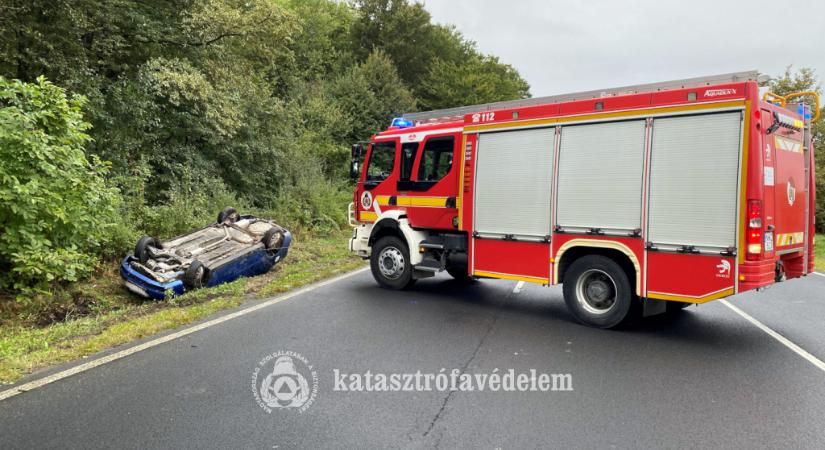 Árokba csúszott és a tetejére borult egy autó Pogányszentpéternél