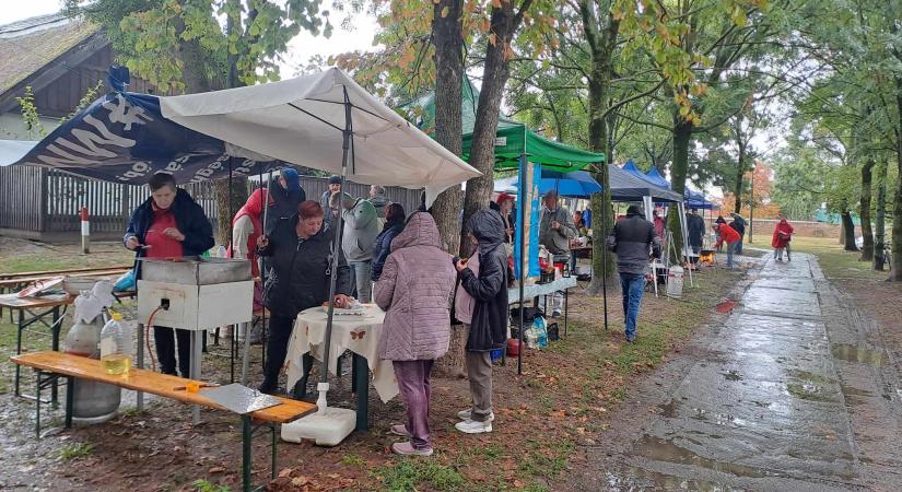 Népszerű volt a gulyás és a pörkölt, de rotyogott a táskaleves és sült a lepcsánka is a Vásárhelyi Ízök Fesztiválján (képgalériával)