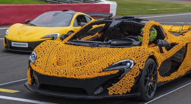 Legóból készült életnagyságú McLaren csapatott Silverstone-ban