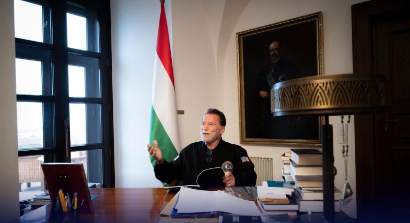 Ismét Budapesten Arnold Schwarzenegger: a sztár beült Orbán Viktor székébe