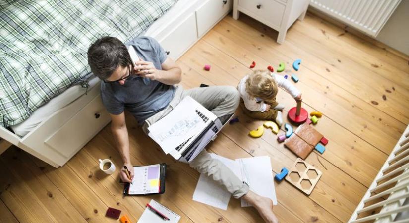 Imádja az internet az apa zseniális ötletét - Baba mellett oldotta meg a home office-t