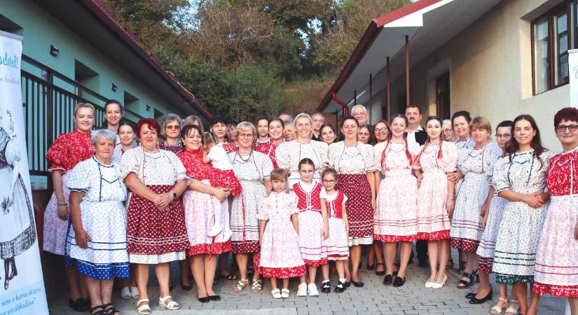 Szilágyszentkirályon is magukra öltötték a hölgyek az általuk varrt népviseletet