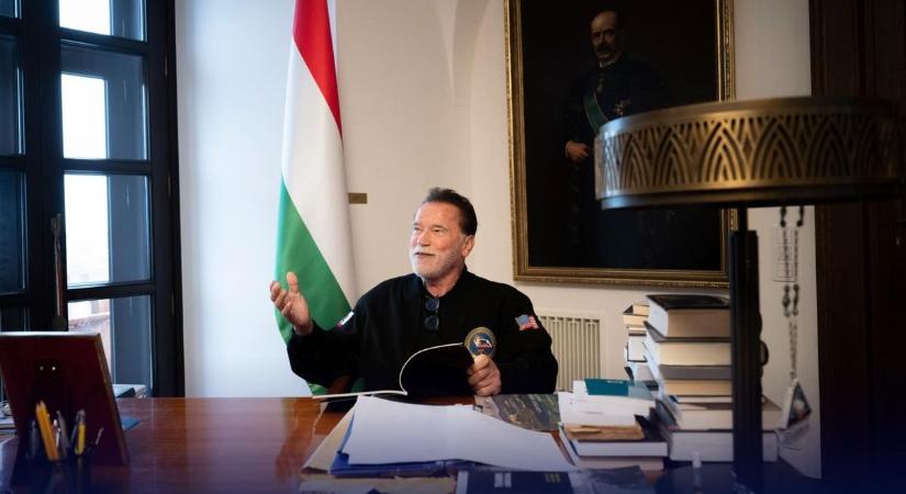 "Csak a kezdet" - Orbán Viktor szobájában Arnold Schwarzenegger tűnt fel