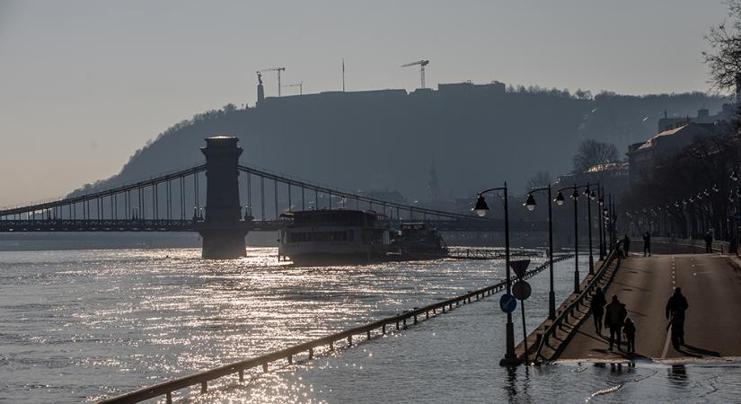 Növelik a készültséget Budapesten: a Margit-szigetet is lezárhatják az árvíz miatt