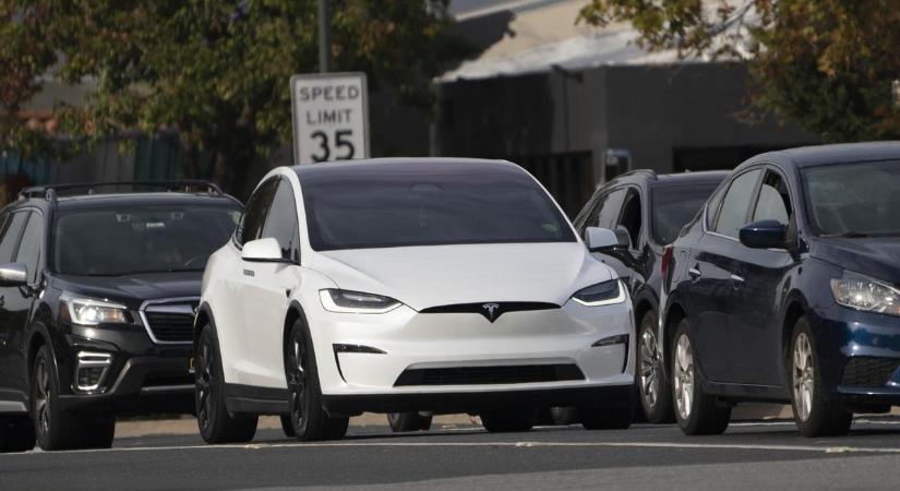 Buszok közé szorult egy Tesla Budapesten - megdöbbentő fotó