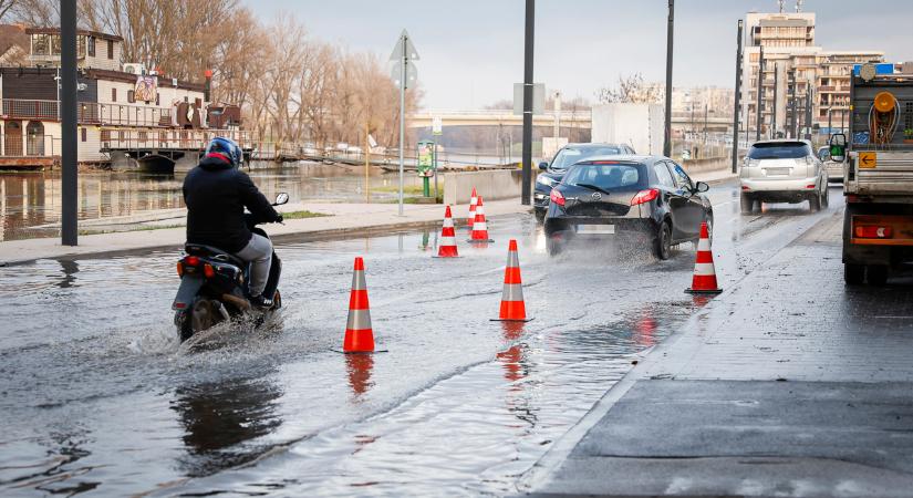 Győrben várhatóan holnap éri el a rakpartot a víz