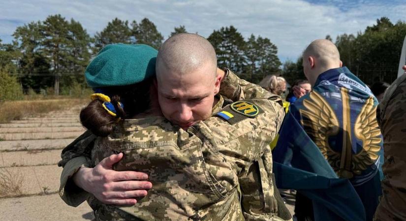 Hatalmas orosz-ukrán hadifogolycsere történt – megható fotókon a hazatérés pillanata