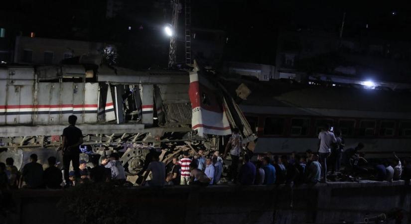 Összeütköztek a vonatok, többen meghaltak  videó