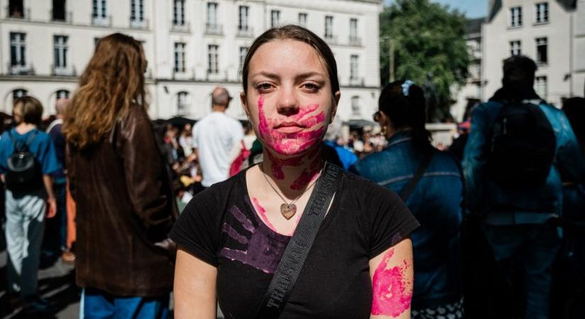 „Erőszaktevők, látunk titeket!” – képeken, ahogy több százan demonstráltak Párizsban