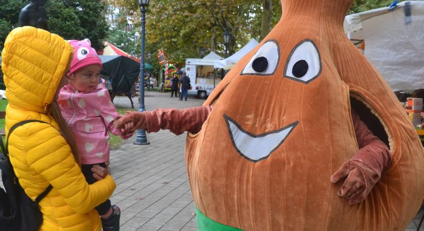 Az eső sem szegte kedvét a Hagymafesztivál közönségének