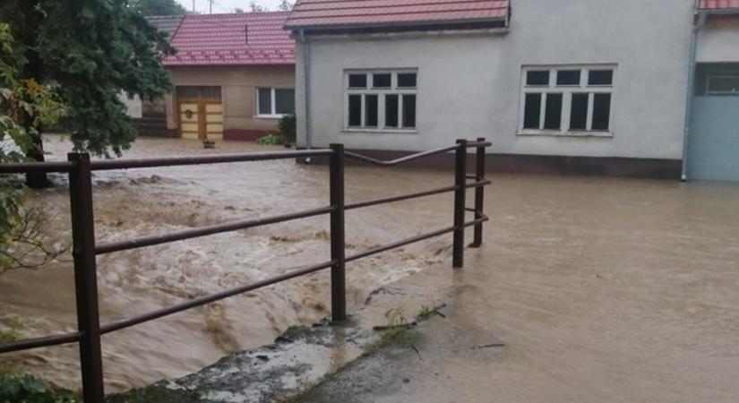 Házakat öntött el a víz, több folyó is kilépett a medréből