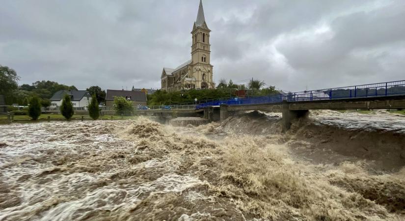 Brutális károkat okoz a Magyarországot is elérő vihar