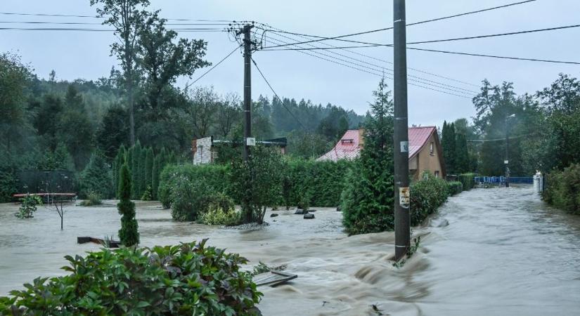 Csehországban 250 ezer háztartás maradt áram nélkül a viharok miatt  videó