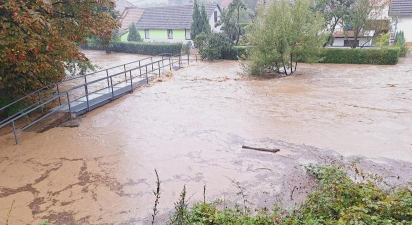 Elkezdték evakuálni a nyugat-szlovákiai települések lakosságát (VIDEÓ)