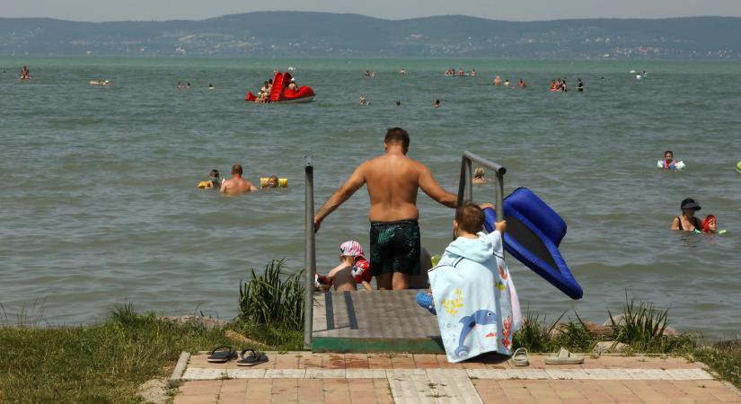 Magyar turisták a Balatonnál: többször rövidebb időre