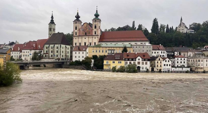 Ez tart Budapest felé? Bécset is elérte az áradás, drámai a helyzet Ausztriában: hiába mentik helikopterrel az embereket, már halott is van