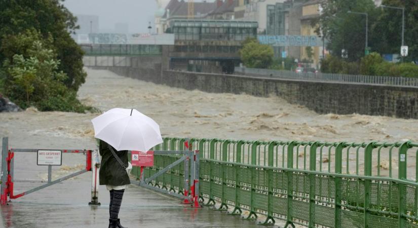 Több száz vízügyest vezényeltek át a veszélyzónába