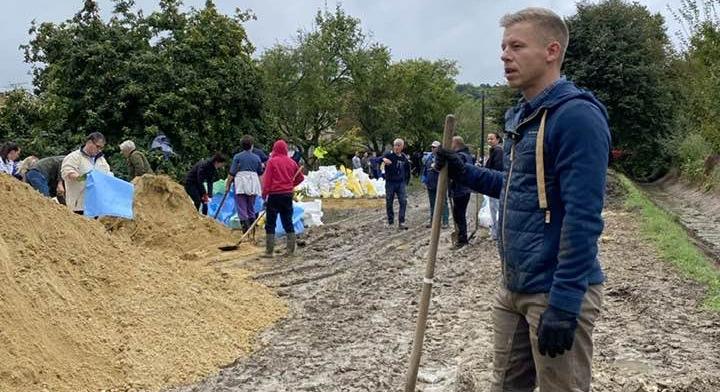 Árvíz - Magyar Péter arra kéri Orbán Viktort, hogy ne Strasbourgba, hanem a gátra menjen