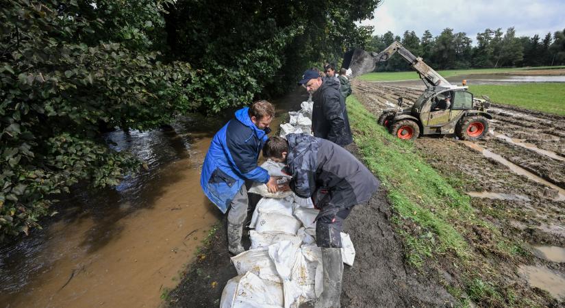 Csehországban egy 11 ezer lakosú várost vágott el az árvíz