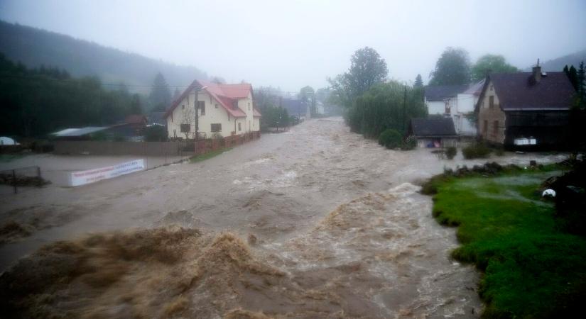 Helikopterekkel mentik az embereket az árvíz elől Csehországban (VIDEÓ)