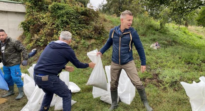 Jön az árvíz, pakolni kezdték a homokzsákokat a vezető magyar politikusok