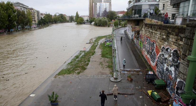 Utcákat öntött el az esővíz Bécsben, FOTÓK az osztrák fővárosról