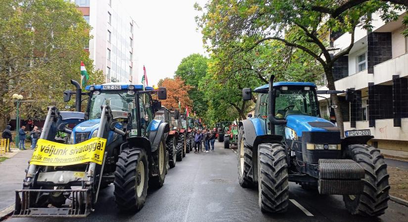 Két kilométernyi autós-traktoros menettel demonstrált a kormány ellen a Mi Hazánk