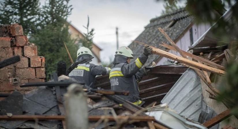 Ilyet ritkán látni: atomjaira robbant egy családi ház Vámospércsen (videó)