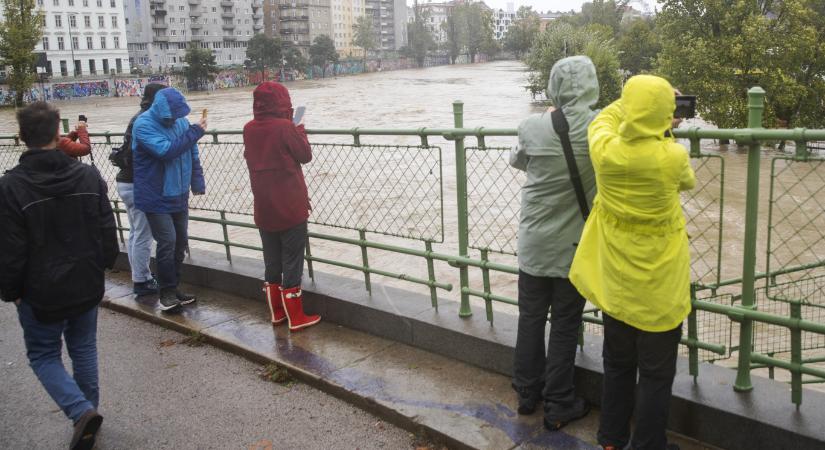 Bécsben már víz alatt állnak a part menti teraszok