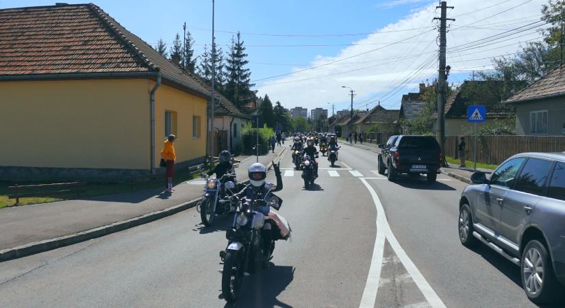 Két keréken, szoknyában – Női motorosok mutatkoztak be Csíkszeredában