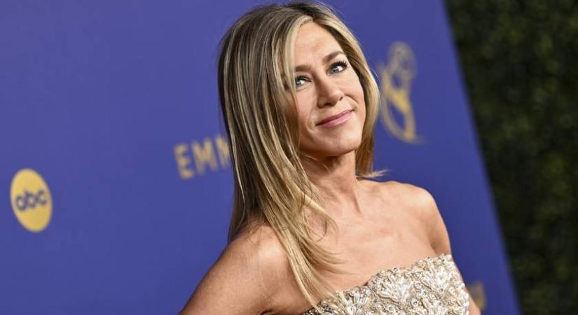 Jennifer Aniston gyöngyös estélyijében az Emmy-gála legszebbje volt: fotókon a ruhák