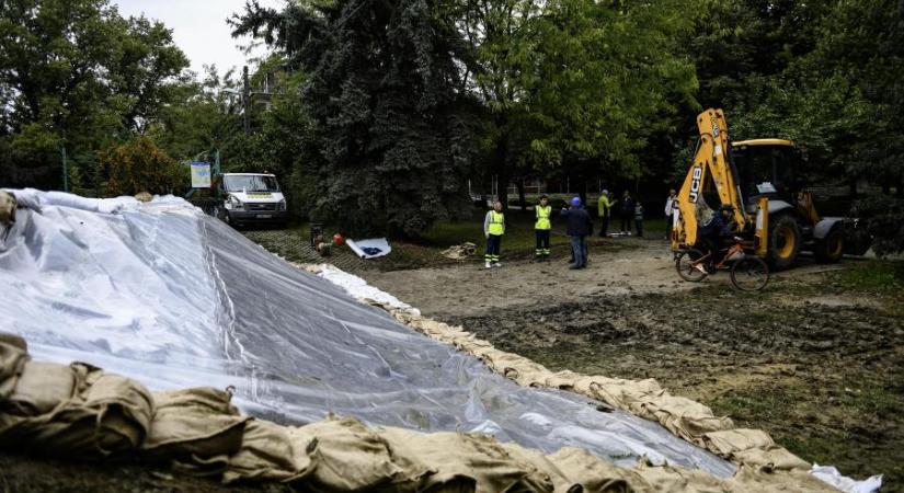 Életbe lépett a harmadfokú árvízvédelmi készültség Budapesten, este 8-tól lezárják a budai és a pesti alsó rakpartot