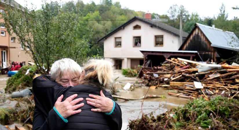 FOTÓK: Apokaliptikus képeken a Csehországban pusztító árvíz