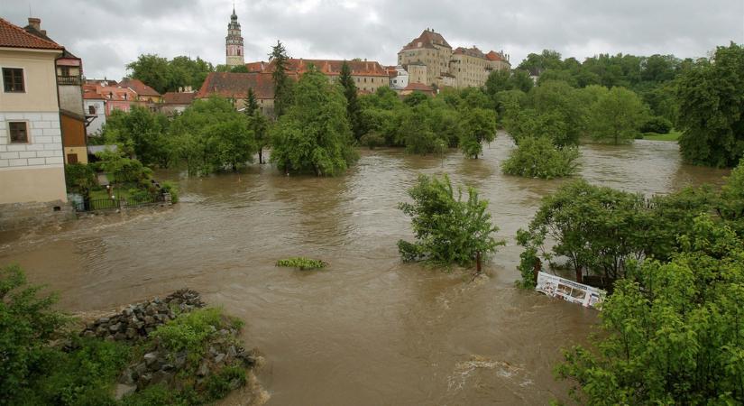 Egy ember életét vesztette, heten eltűntek a csehországi áradásban