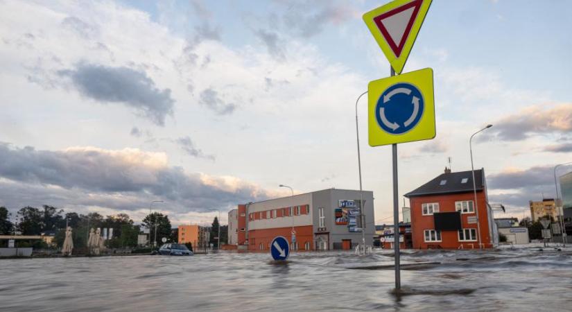 Az áradások miatt korlátozzák a vasúti forgalmat Csehországban, emiatt Budapest és Berlin között is megszakadt a közlekedés