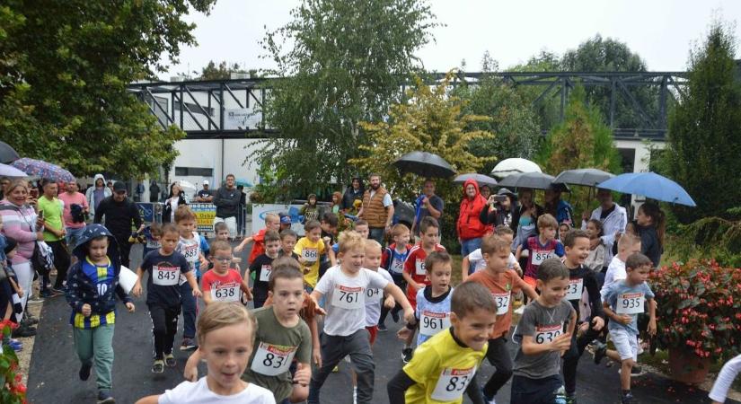 Több százan futottak az esőben Hajdúböszörményben