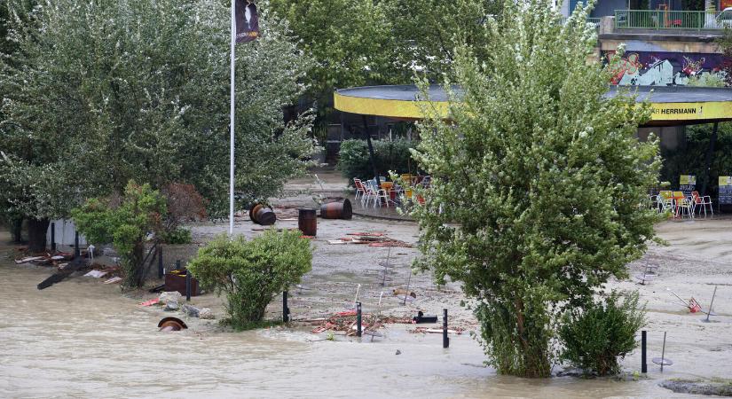 Halálos áldozatok és leálló közlekedés Ausztriában