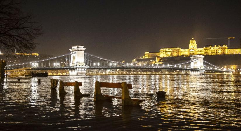 Hétfő este lezárják a budai és a pesti alsó rakpartot