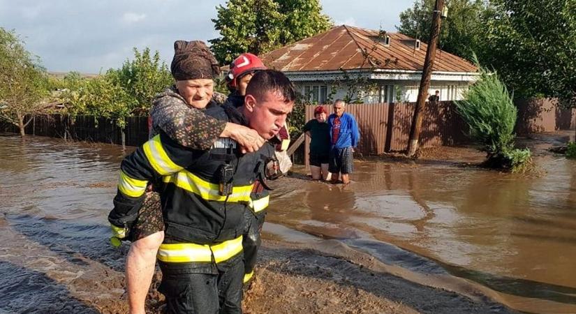 Árvíz: Katasztrofális a helyzet két román megyében, sokan meghaltak és ezrek vannak veszélyben