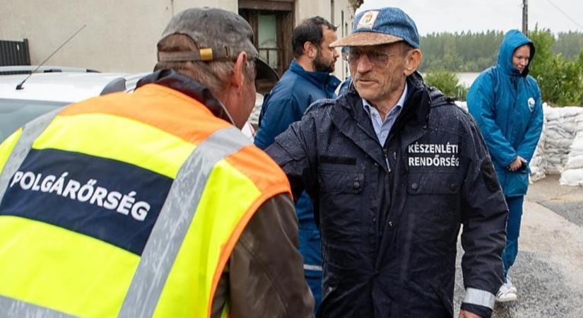 Pintér Sándor szerint az intézkedések lehetővé teszik, hogy medrében tartsák a Dunát