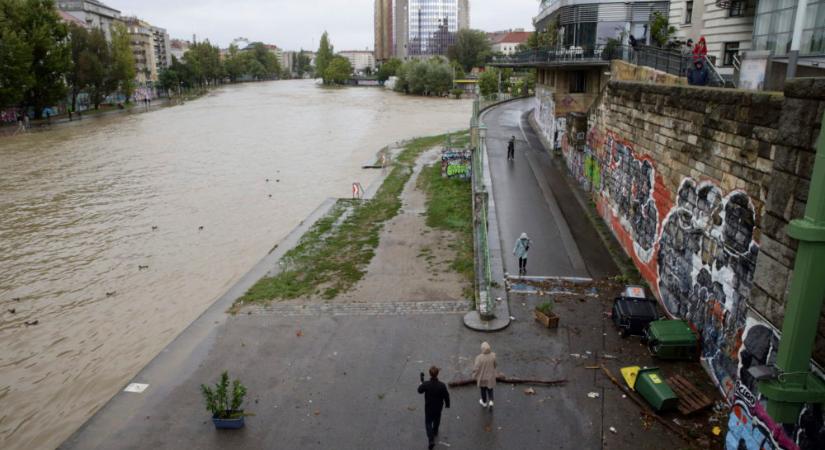 Lezárták a vámosszabadi határátkelőt a Duna áradása miatt