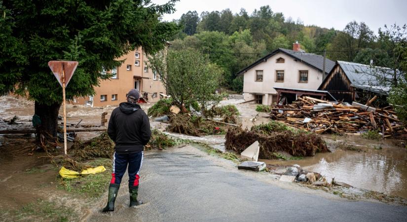 Árvíz: Lánctalpasok, 12 ezer katona és önkéntesek tartják kordában a Dunát, nehéz napok elé nézünk