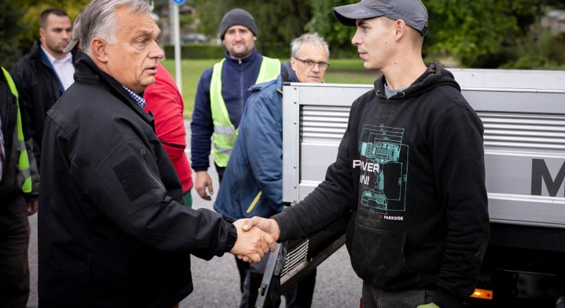 Hétfő délben Visegrádon a mobilgátak telepítését ellenőrizte Orbán Viktor