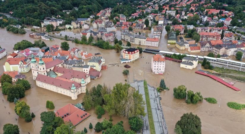 Víz alatt fuldoklik fél Európa – drámai felvételek a szomszédból