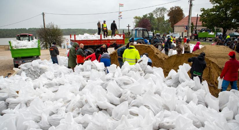 Szegediek is segítik a dunai árvízi védekezést