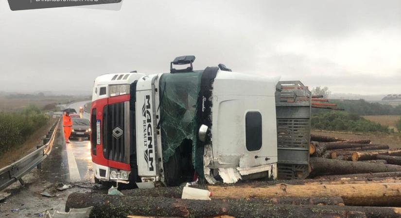 Felborult egy rönkszállító kamion, életét vesztette az 51 éves sofőr