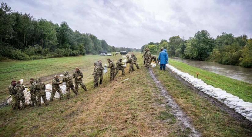 Már a Szigetköznél tart az árhullám, több mint négyezer katonát akarnak a magyarországi gátakra vezényelni