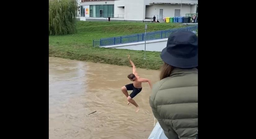 VIDEÓ: Az áradó folyóba ugrott egy cseh férfi