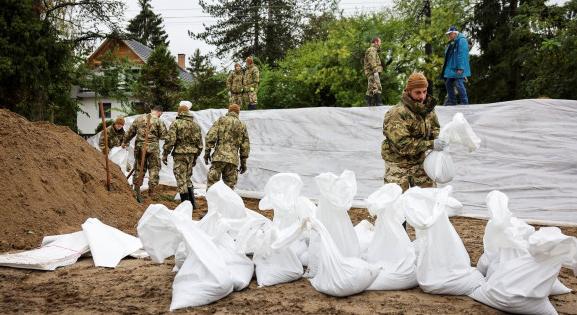 Akár többezer katonát is kivezényelhetnek a magyar gátakra